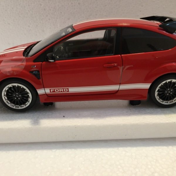 Ford Focus RS 2010 ( 1967 Ford MK II Tribute) Le Mans Classic 1-18 Rood / Wit Minichamps Limited 702 Pieces