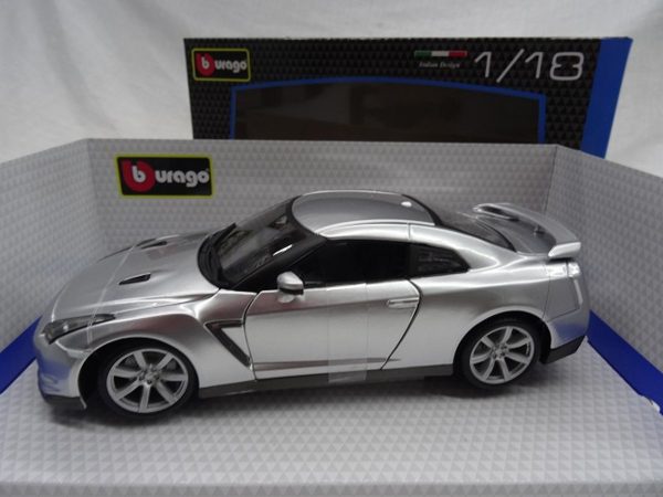 Nissan GT-R ( R35 ) 2009 Zilver 1/18 Burago