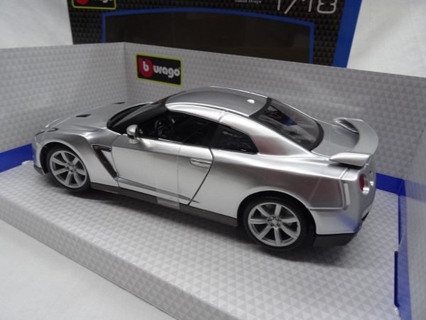 Nissan GT-R ( R35 ) 2009 Zilver 1/18 Burago