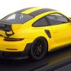 Porsche 911 (991 II) GT2 RS Coupe 2017 met kunststof vitrine 1:12 Geel/Zwart Spark Limited 100 pcs.