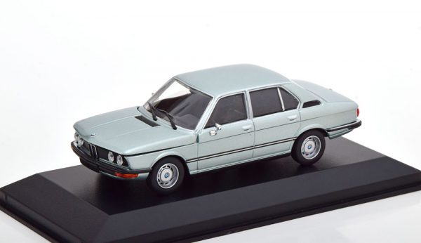 BMW 520 ( E12 ) 1974 Lichtblauw Metallic 1-43 Maxichamps