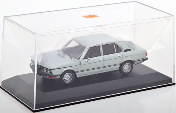 BMW 520 ( E12 ) 1974 Lichtblauw Metallic 1-43 Maxichamps