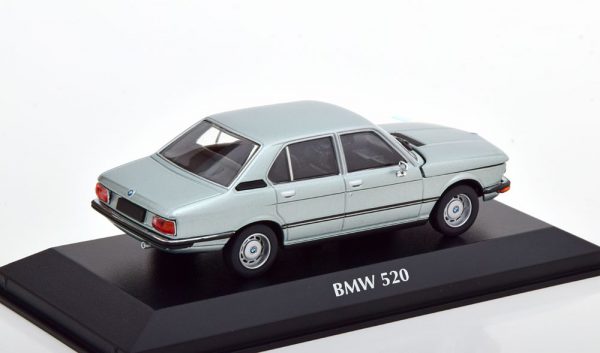 BMW 520 ( E12 ) 1974 Lichtblauw Metallic 1-43 Maxichamps