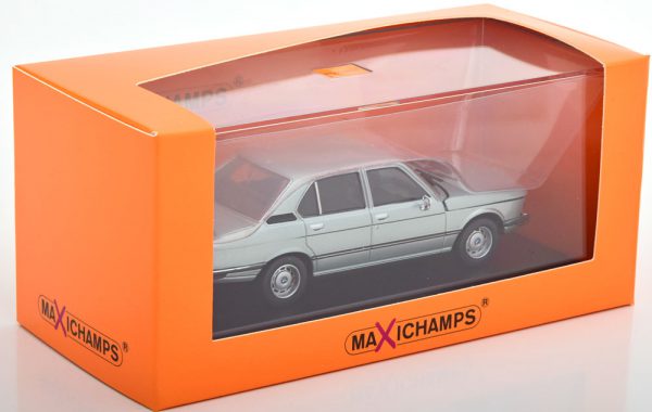 BMW 520 ( E12 ) 1974 Lichtblauw Metallic 1-43 Maxichamps