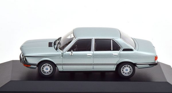 BMW 520 ( E12 ) 1974 Lichtblauw Metallic 1-43 Maxichamps