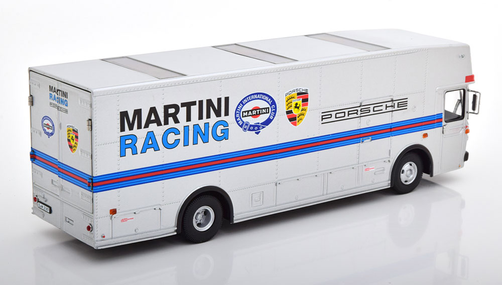 Le mercedes O317 Renntransporter Porsche-Martini racing au