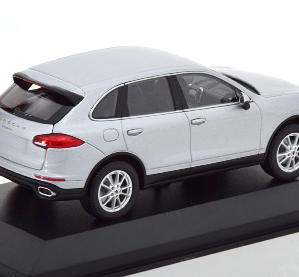 Porsche Cayenne ( E2) Facelift 2014 Zilver 1-43 Minichamps