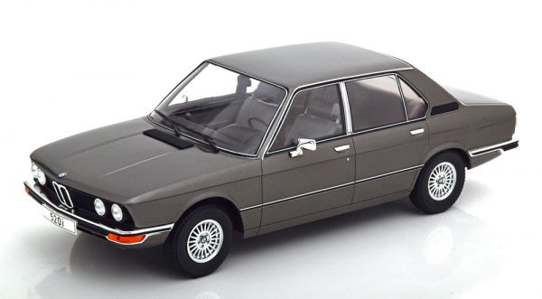 BMW 520 ( E12 ) 1974 Antraciet Metallic 1-18 MCG Models ( Metaal )