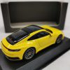 Porsche 911 (992) Carrera 4S Coupe 2019 Geel 1-43 Minichamps ( Dealer )