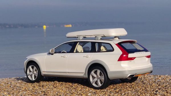 Volvo V90 Cross County Ocean Race 2018 Crystal White Metallic 1-18 DNA Collectibles Limited Edition