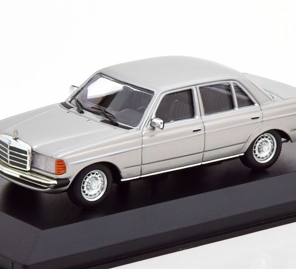 Mercedes-Benz 230E ( W123 ) Limousine 1982 Zilver 1-43 Maxichamps