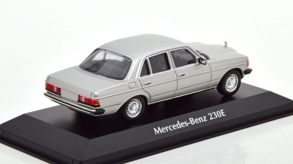 Mercedes-Benz 230E ( W123 ) Limousine 1982 Zilver 1-43 Maxichamps