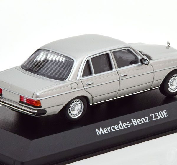 Mercedes-Benz 230E ( W123 ) Limousine 1982 Zilver 1-43 Maxichamps