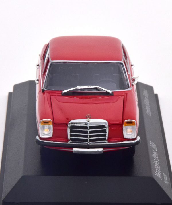 Mercedes-Benz 200 ( W115 ) Limousine 1968 Rood 1-43 Minichamps Limited 500 Pieces