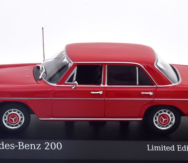 Mercedes-Benz 200 ( W115 ) Limousine 1968 Rood 1-43 Minichamps Limited 500 Pieces