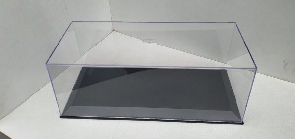 Kunststof Vitrine kastje voor het stofvrij etaleren van uw 1-18 schaalmodel Afmetingen: 61 X 36,5 X 19 cm