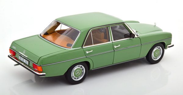 Mercedes-Benz 200/8 W115 ( 2e Serie ) 1973 Groen 1-18 Norev ( Metaal )