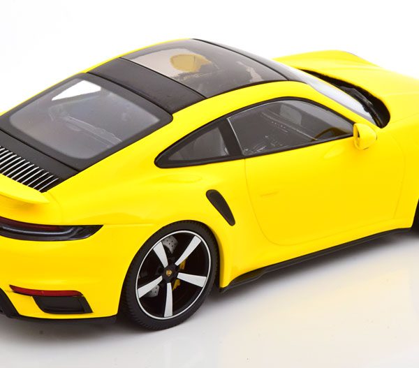 Porsche 911 Turbo S 2020 Geel 1-18 Minichamps Limited 302 Pieces