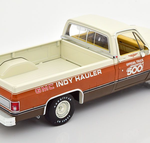 GMC 1500 Sierra Classic Official Truck 1983 67th Indiananpolis 500 Bruin / Beige 1-18 Greenlight Collectibles