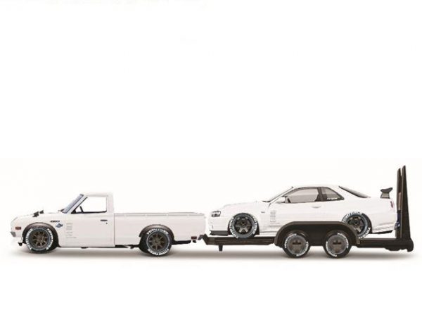 Datsun 620 Pick Up 1973 + Nissan Skyline R34 GT-R 1999 ( 2 Car Set + Plus Trailer ) Wit 1-24 Maisto Design