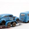 Volkswagen T1 Van 'Samba' + Volkswagen Kever - ( 2 Car Set Plus Trailer ) Blauw 1-24 Maisto Design