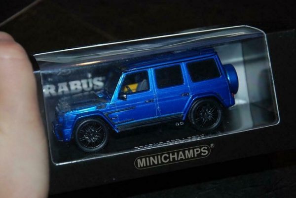 Mercedes-Benz G 65 "Brabus 900" Blauw Metallic 1-43 Minichamps Limited 200 Pieces