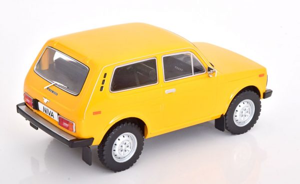 Lada Niva 1977 Oranjegeel 1-18 MCG Models