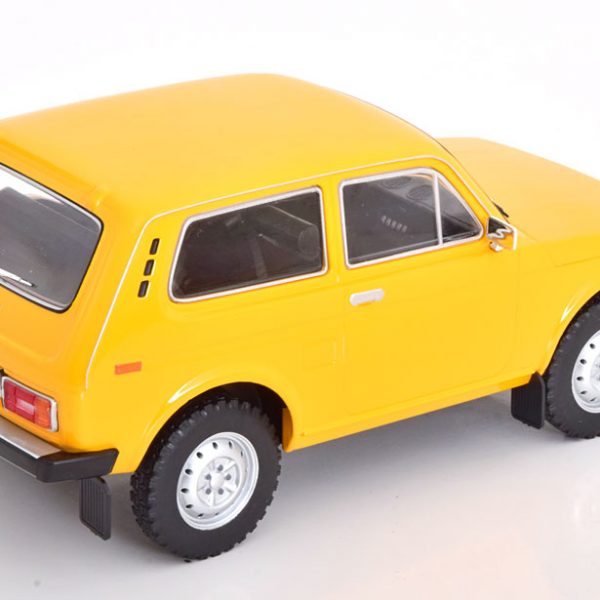 Lada Niva 1977 Oranjegeel 1-18 MCG Models