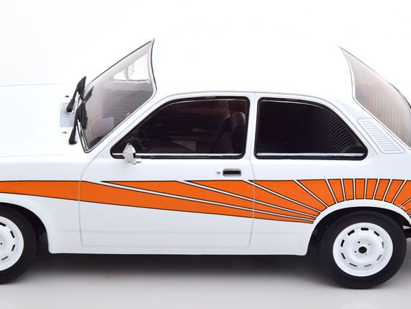 Opel Kadett C Swinger 1973 Wit / Oranje 1-18 KK Scale ( Metaal )