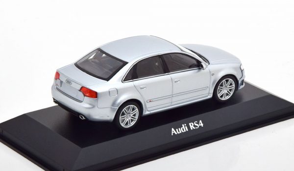 Audi RS4 Limousine 2004 Zilver Metallic 1-43 Maxichamps