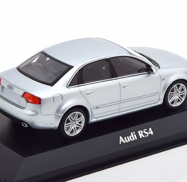 Audi RS4 Limousine 2004 Zilver Metallic 1-43 Maxichamps