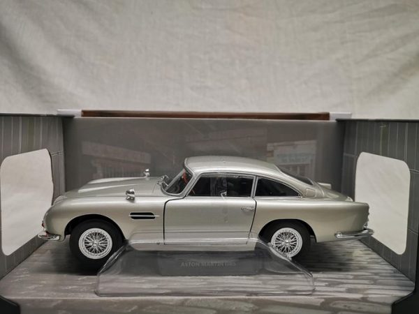 Aston Martin DB5 1964 Zilver 1-18 Solido