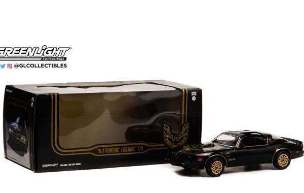 Pontiac Firebird Trans Am 1977 (Starlite Black with Golden Eagle Hood) 1:24 Greenlight Collectibles