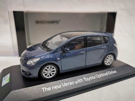 Toyota New Verso 2016 Blauw Metallic 1-43 Minichamps