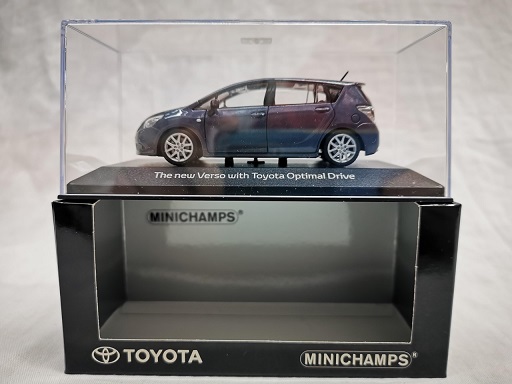 Toyota New Verso 2016 Blauw Metallic 1-43 Minichamps