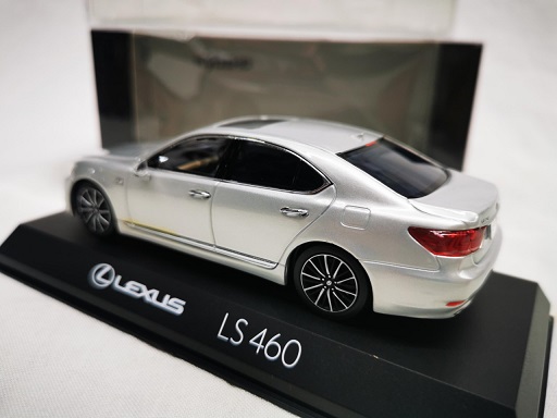 Lexus LS460 “F Sport” 2015 Sonic Silver 1-43 Kyosho