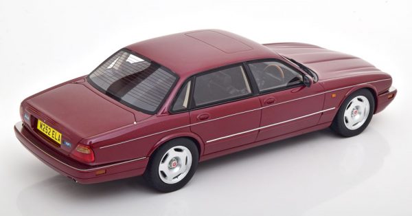 Jaguar XJR X300 (RHD) 1995 Rood Metallic 1-18 Cult Scale Models ( Resin )