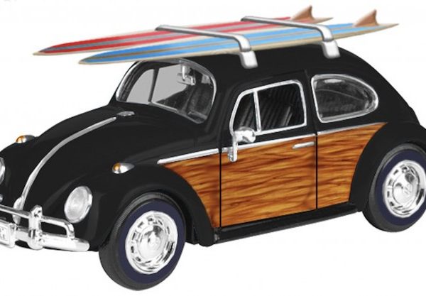 Volkswagen Kever "Surfboard Woodies" Zwart / Bruin 1-24 Motormax