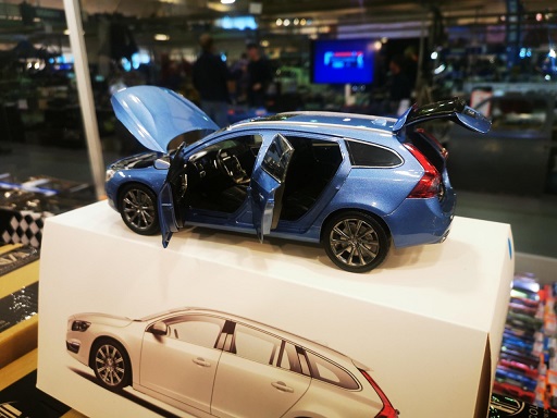 Volvo V60 2015 Blauw Metallic 1-18 Paudi Models