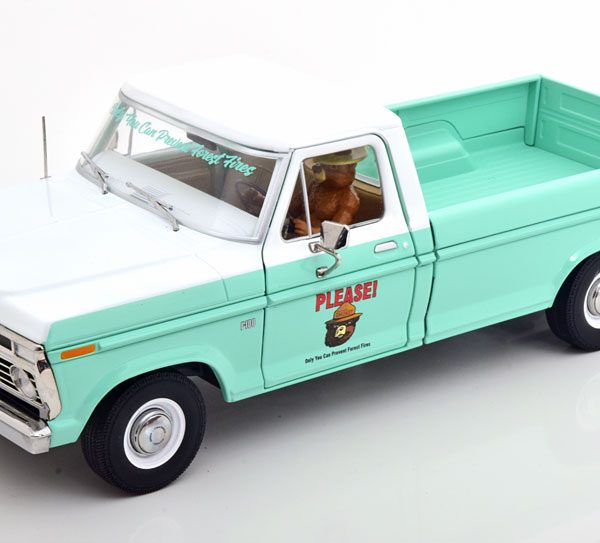 Ford F-100 1975 "met Smokey Bear Figuur" Turquoise / Wit 1-18 Greenlight Collectibles