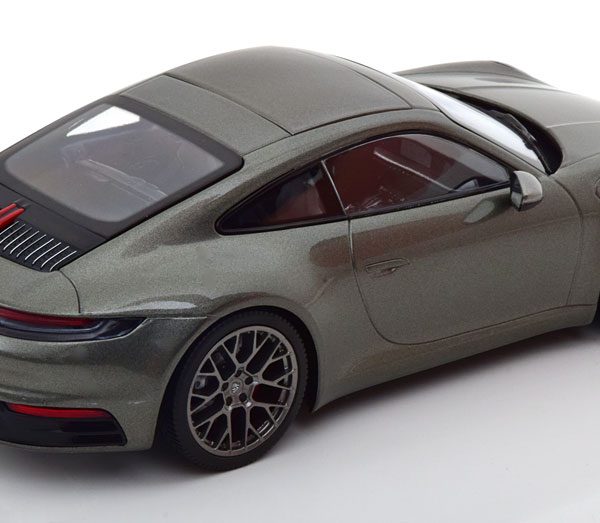 Porsche 911 (992) Carrera 4S Coupe 2019 Grijs Metallic 1-18 Minichamps Limited 504 Pieces