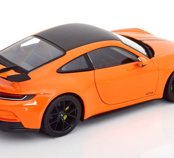 Porsche 911 (992) GT3 2022 Oranje 1-18 Maisto