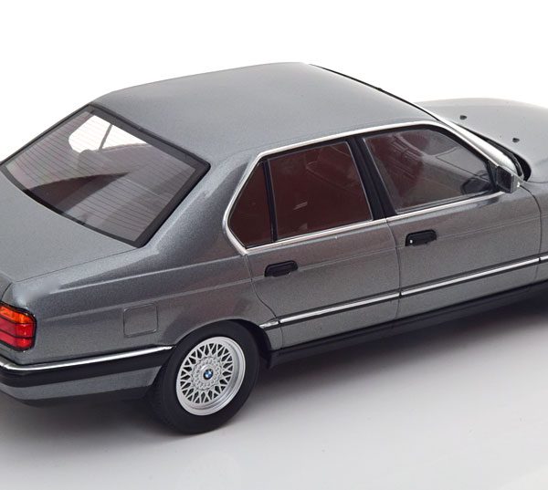 BMW 750i (E32) Grijs Metallic 1-18 MCG Models