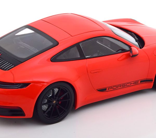 Porsche 911 (992) Carrera 4S Coupe 2019 Oranje 1-18 Minichamps Limited 600 Pieces