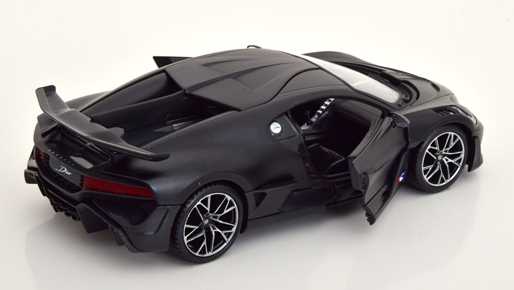 Bugatti Divo 2021 "Black Series" Matzwart 1-24 Maisto