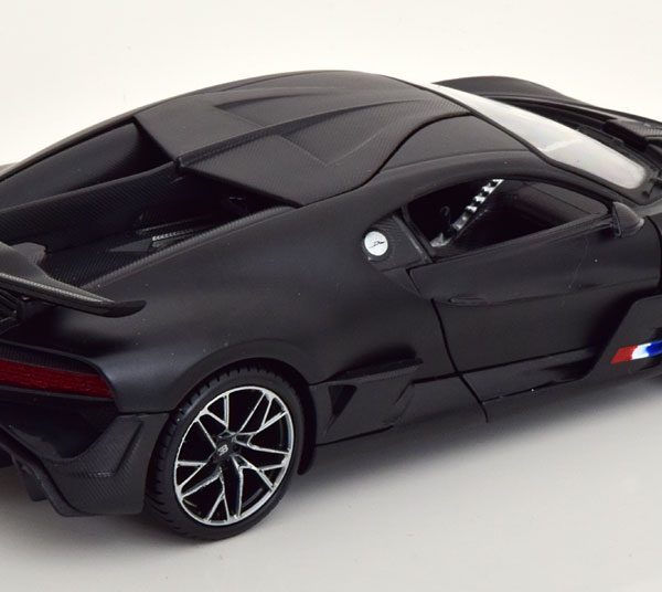 Bugatti Divo 2021 "Black Series" Matzwart 1-24 Maisto