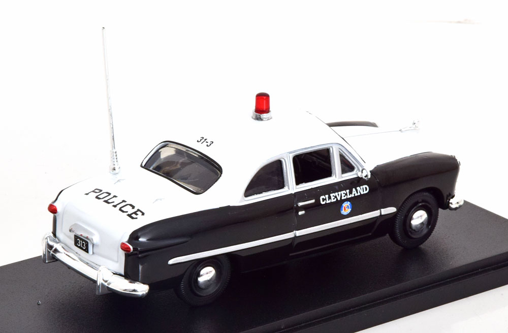 Ford 1949 "Cleveland Police" Wit / Zwart 1-43 Greenlight Collectibles