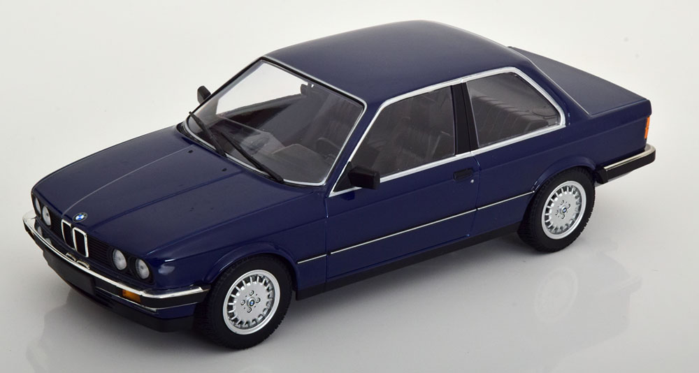 BMW 323i (E30) Limousine 1982 Donkerblauw 1-18 Minichamps