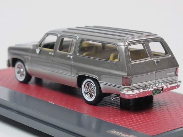 Chevrolet Suburban 1981 Grijs / Zilver 1-43 Matrix Scale Models (Resin)