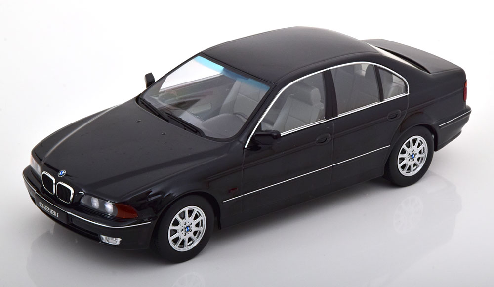 BMW 528i (E39) Limousine 1995 Zwart Metallic 1-18 KK-Scale (Metaal)